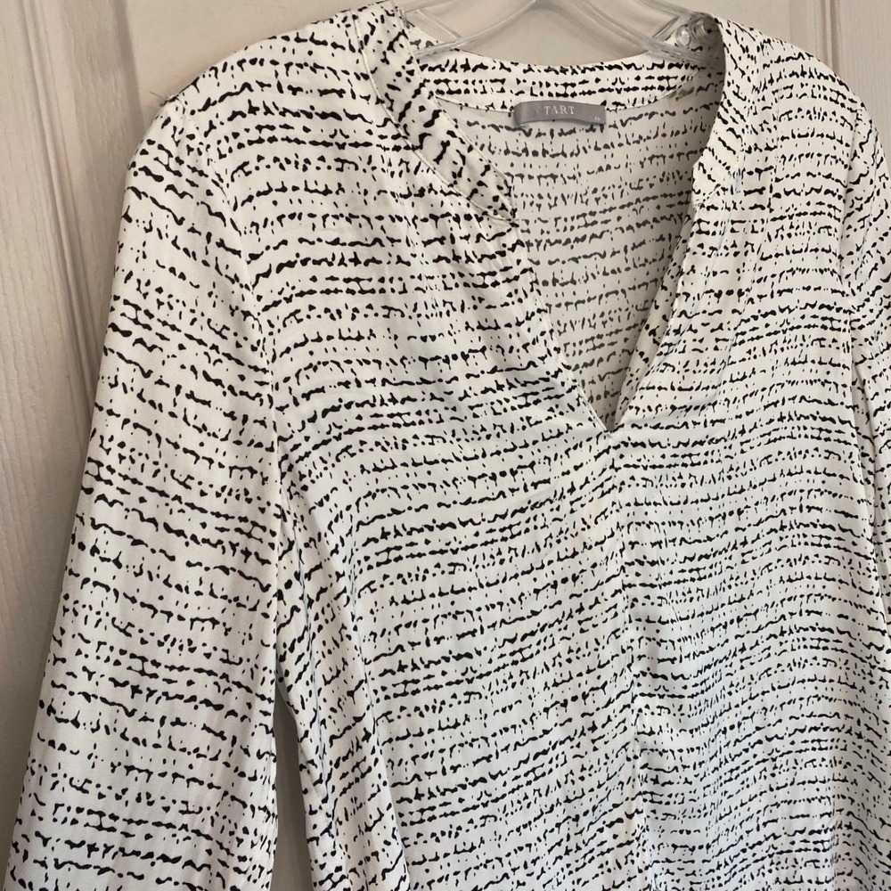 TART Collections Black White Abstract Print Bell Sleeve V Neck Blouse XS - Picture 4 of 9